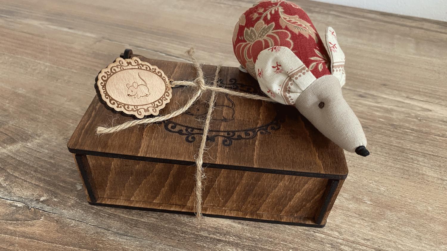 PDF instructions for the mouse with wooden box and pendant.